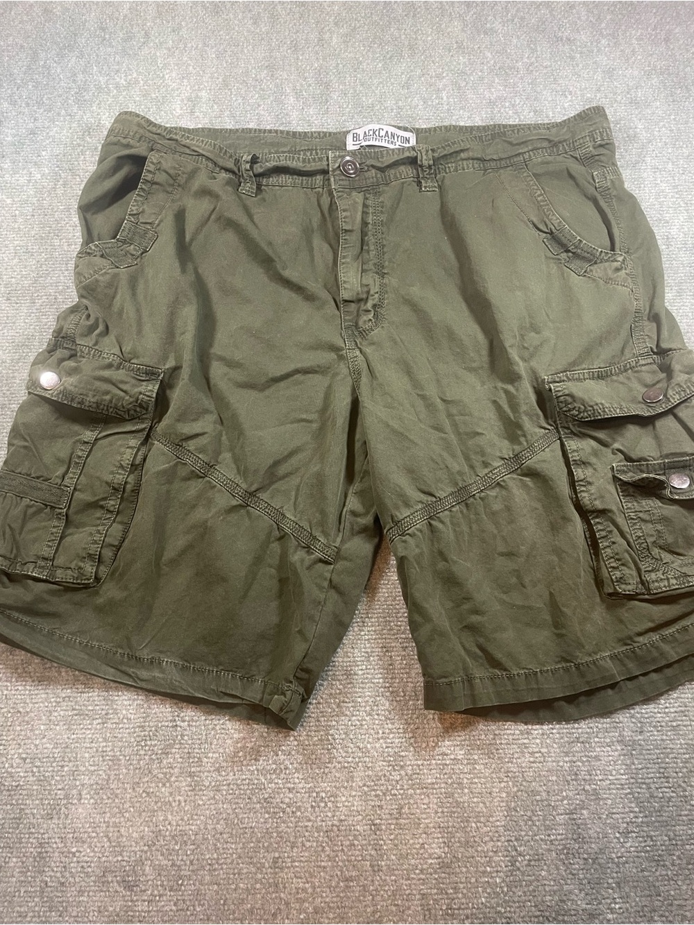 Men’s Olive Green Cargo Shorts with Utility Pockets